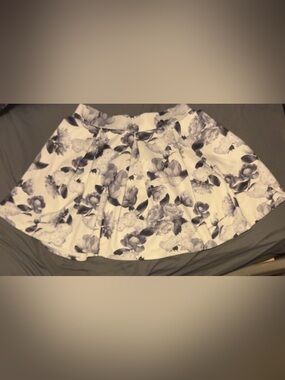 Floral Circle Skirt in White and Gray